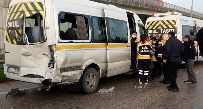 3 servis minibüsü birbirine girdi