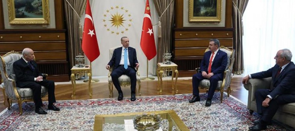 Bahçeli, Destici ve Aksakal’dan Cumhurbaşkanı Erdoğan’a geçmiş olsun ziyareti