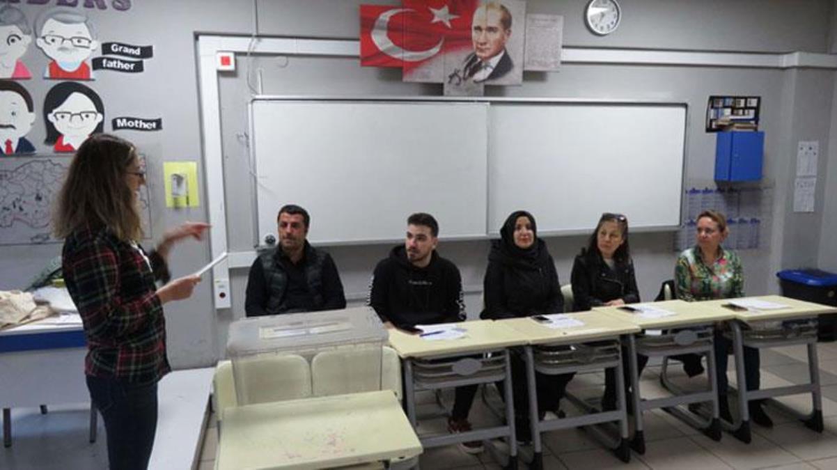 Sandık başındaki görevliler yemini ederek göreve başladı