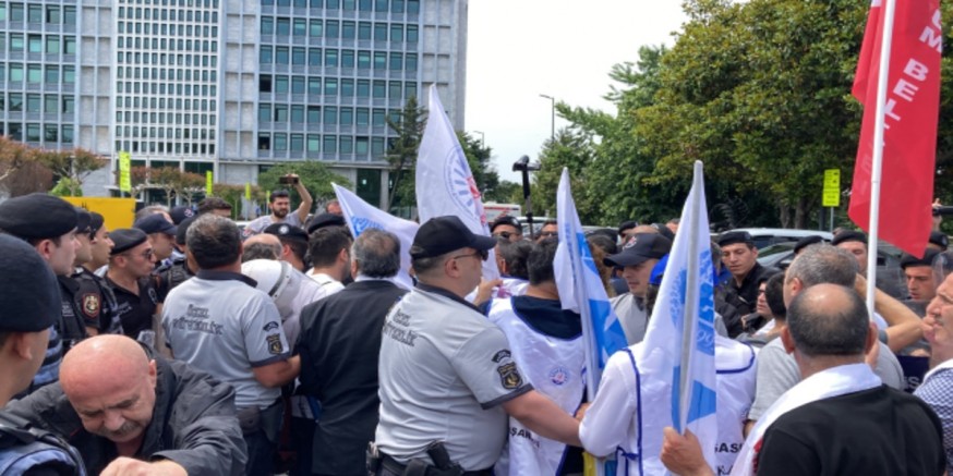 İBB önünde arbede! Ortalık karıştı