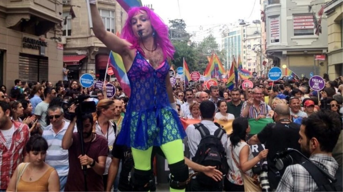 İzmir’de LGBTİ etkinlikleri yasaklandı