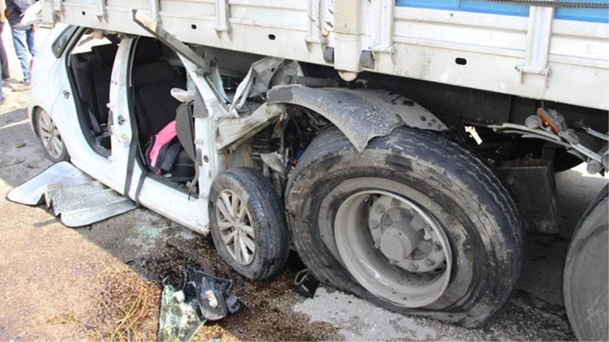 Otomobil, tırın dorsesine ok gibi saplandı: Anne hayatını kaybetti, kızı ağır yaralı