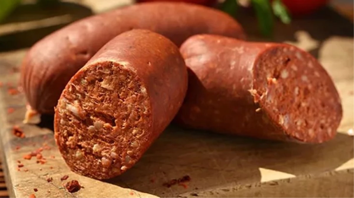 Tavada kızarttığı sucuğun içinden kurtçuklar çıktı! O anları kaydedip yetkililere çağrıda bulundu