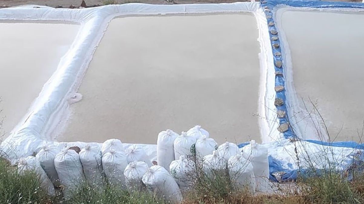 Dağdan akan tuzlu su, köylünün geçim kaynağı oldu! 3 ayda 150 bin lira kazanıyorlar