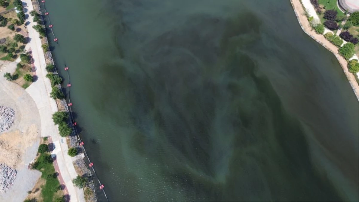 İstanbul’un Altın Boynuz’u Haliç’in kirlilik nedeniyle rengi siyaha döndü