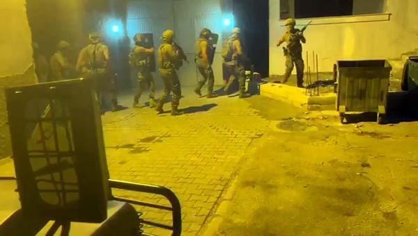 ‘Şirinler’ çetesine operasyon! Yeni görüntüler ortaya çıktı; polis zırhlı araçla kapıyı kırmış