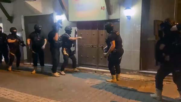 ‘Şirinler’ çetesine operasyon! Yeni görüntüler ortaya çıktı; polis zırhlı araçla kapıyı kırmış