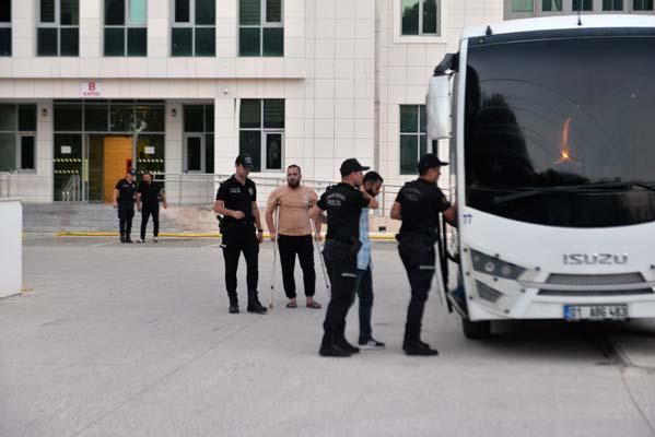 ‘Şirinler’ çetesine operasyon! Yeni görüntüler ortaya çıktı; polis zırhlı araçla kapıyı kırmış