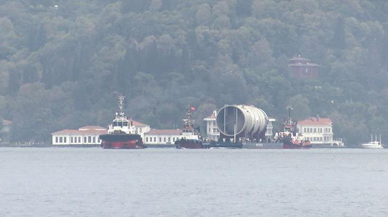 İstanbul Boğazı'ndaki geçiş ilgi çekti