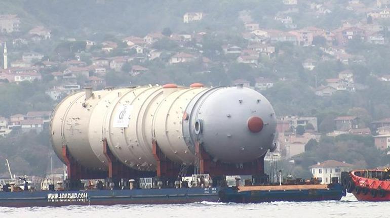 İstanbul Boğazı'ndaki geçiş ilgi çekti