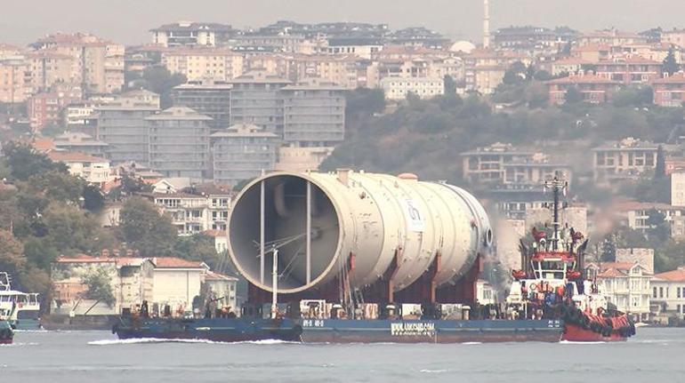 İstanbul Boğazı'ndaki geçiş ilgi çekti