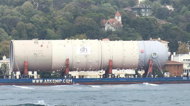 İstanbul Boğazı'ndaki geçiş ilgi çekti