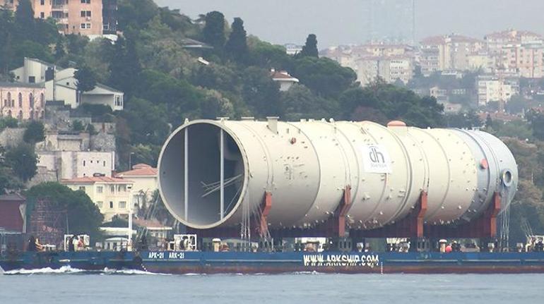 İstanbul Boğazı'ndaki geçiş ilgi çekti