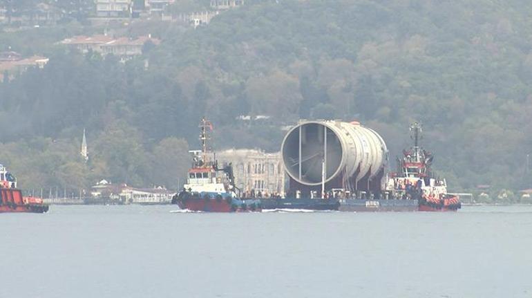 İstanbul Boğazı'ndaki geçiş ilgi çekti
