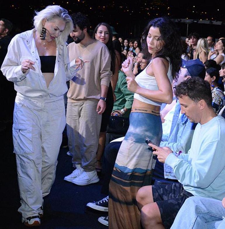 Hande Yener neon ışığıyla Boğaz'ı aydınlattı! '20 görünümlü 50 yaşındayım'