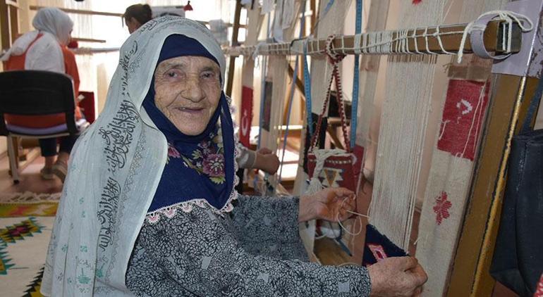 85 yaşında, 15 torunu var! Kursun en yaşlı öğrencisi Fado teyze sertifikasını aldı