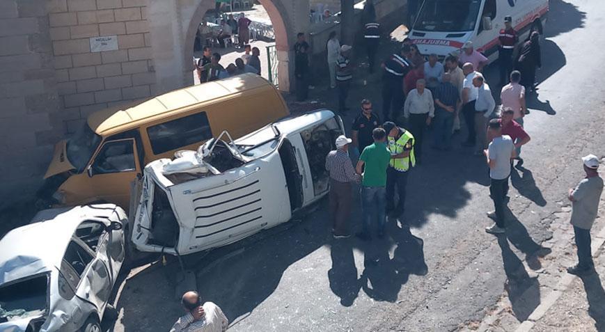 Minibüs, park halindeki 6 araç ve yayalara çarptı! Ölü ve yaralılar var