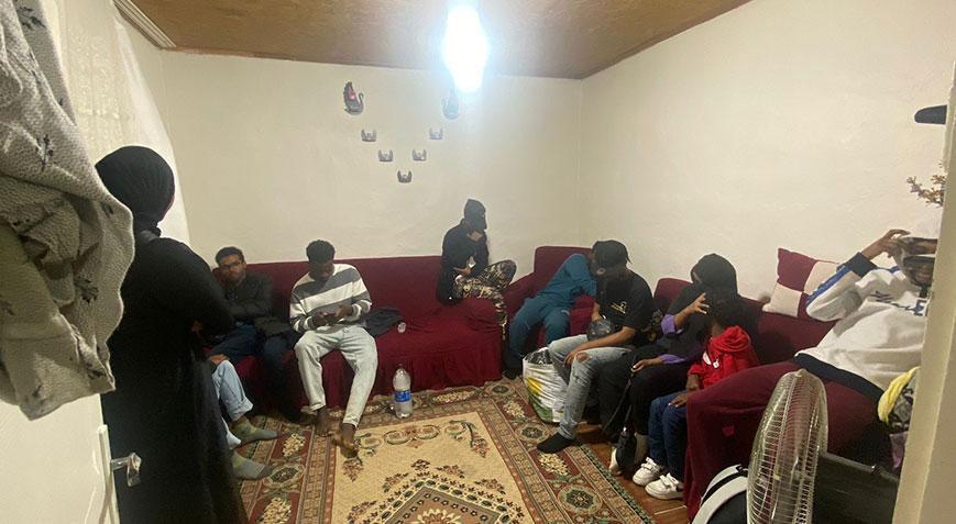 Eve baskın! 16 kaçak göçmen yakalandı