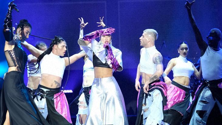 Hande Yener neon ışığıyla Boğaz’ı aydınlattı! ’20 görünümlü 50 yaşındayım’