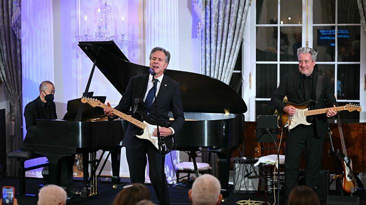 ABD Dışişleri Bakanı Blinken gitarla şov yaptı