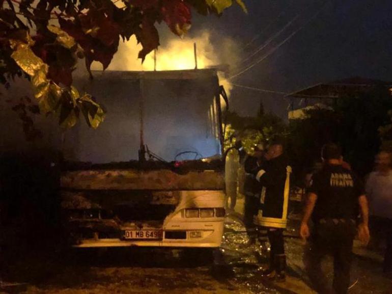 Park halindeki otobüs yandı! Alevler geceyi aydınlattı