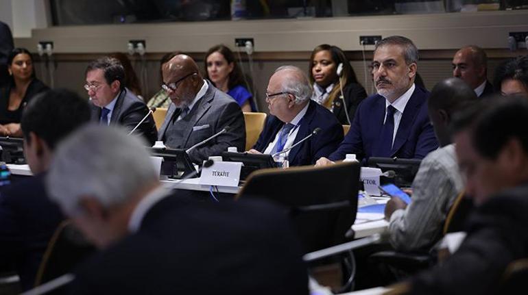 Bakan Fidan'ın hareketi damga vurdu! Türk bayrağını yerde bırakmadı