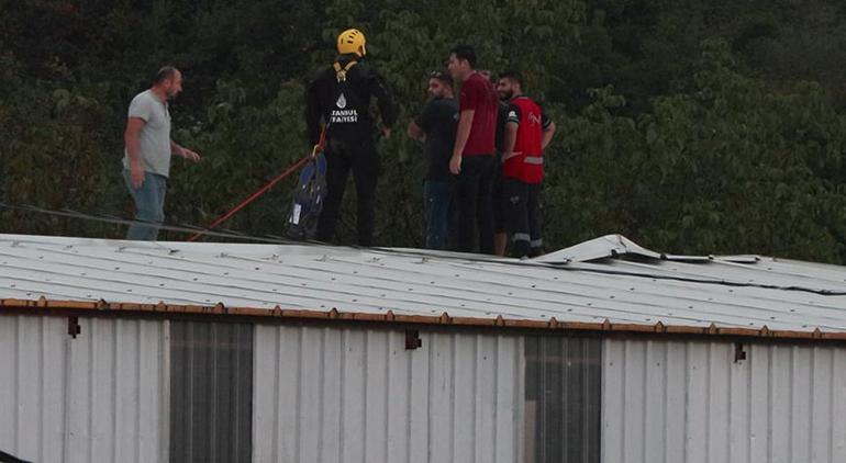 Arnavutköy'de fabrikanın çatısında mahsur kalan işçiler kurtarıldı