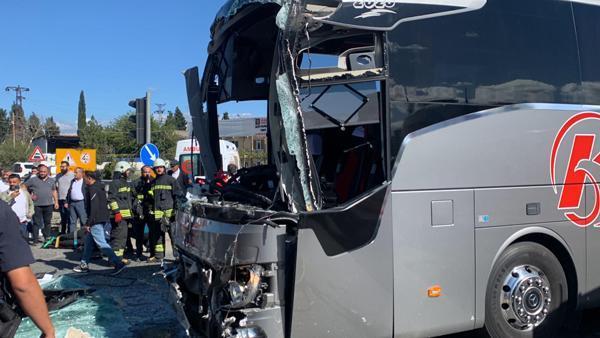 Tekirdağ'da, otobüs TIR'la çarpışt! Şoför sıkıştığı yerden kurtarıldı