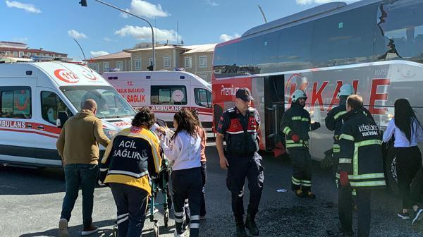 Tekirdağ'da, otobüs TIR'la çarpışt! Şoför sıkıştığı yerden kurtarıldı