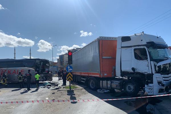 Tekirdağ'da, otobüs TIR'la çarpışt! Şoför sıkıştığı yerden kurtarıldı