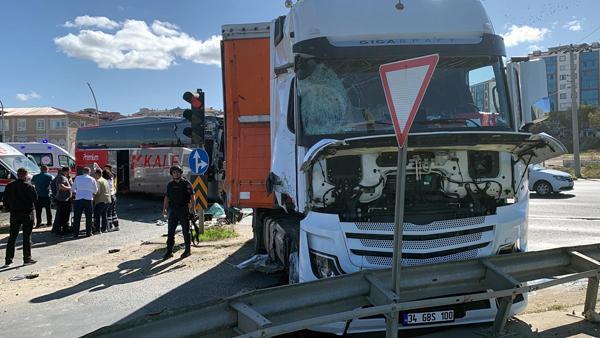 Tekirdağ'da, otobüs TIR'la çarpışt! Şoför sıkıştığı yerden kurtarıldı