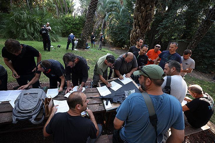 Ayelet HaShahar'dan şok fotoğraflar! İsrail ordusu silah dağıtıyor