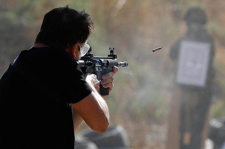 Ayelet HaShahar'dan şok fotoğraflar! İsrail ordusu silah dağıtıyor