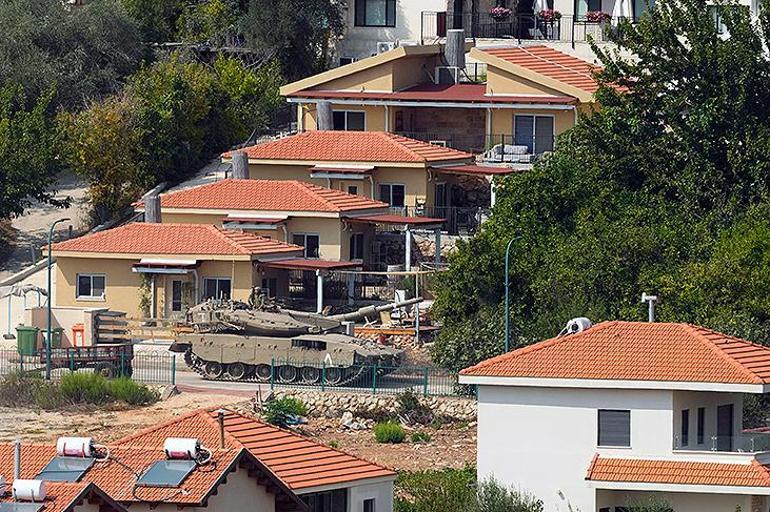 Ayelet HaShahar'dan şok fotoğraflar! İsrail ordusu silah dağıtıyor