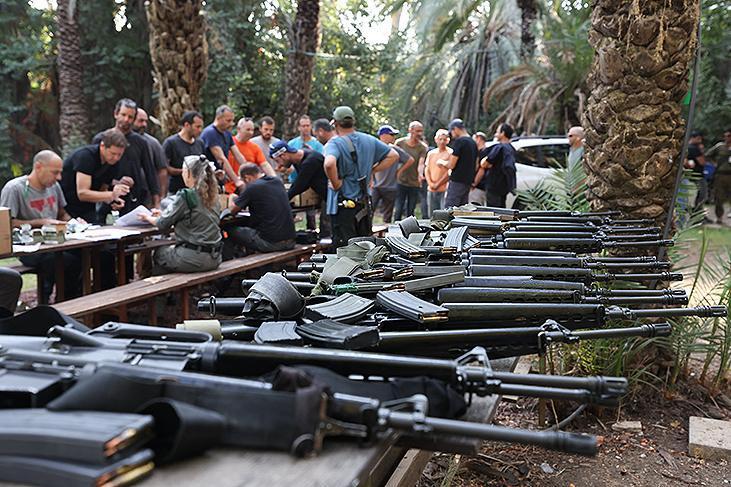 Ayelet HaShahar'dan şok fotoğraflar! İsrail ordusu silah dağıtıyor