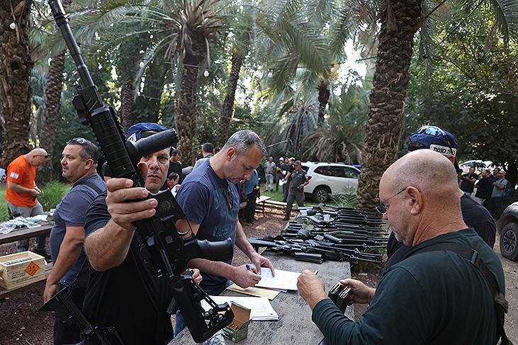 Ayelet HaShahar'dan şok fotoğraflar! İsrail ordusu silah dağıtıyor