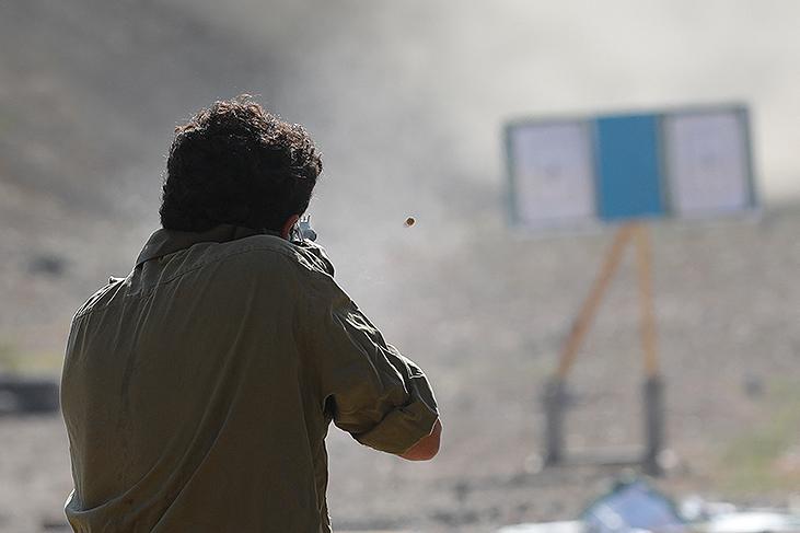 Ayelet HaShahar'dan şok fotoğraflar! İsrail ordusu silah dağıtıyor