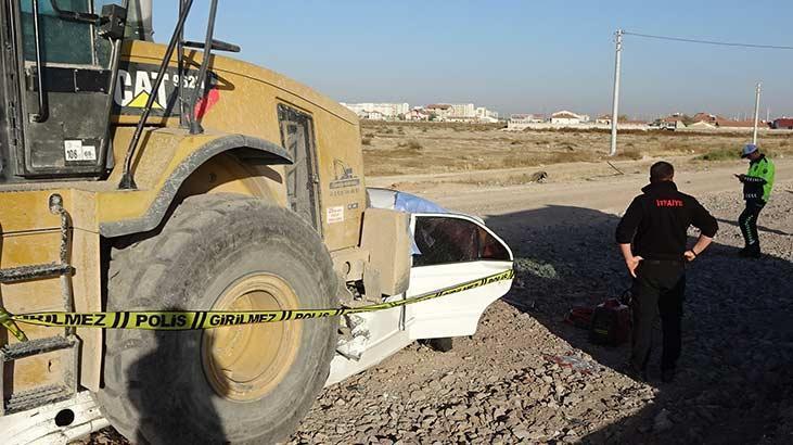 Aksaray'da feci ölüm! Otomobil iş makinesine çarptı