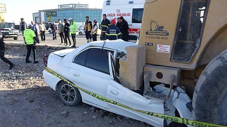 Aksaray'da feci ölüm! Otomobil iş makinesine çarptı