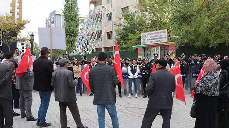 Van'da evlat nöbetine katılan anneden kızına 'teslim ol' çağrısı