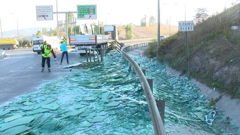 İstanbul'da camlar yola savruldu! Trafik durma noktasına geldi