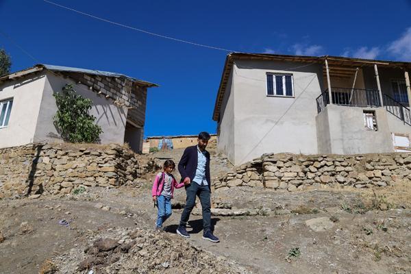 Tek sınıf, tek öğrenci, tek öğretmen! Hasret için okul açıldı