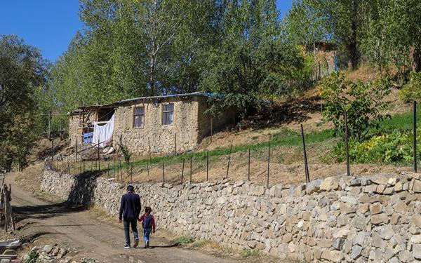 Tek sınıf, tek öğrenci, tek öğretmen! Hasret için okul açıldı