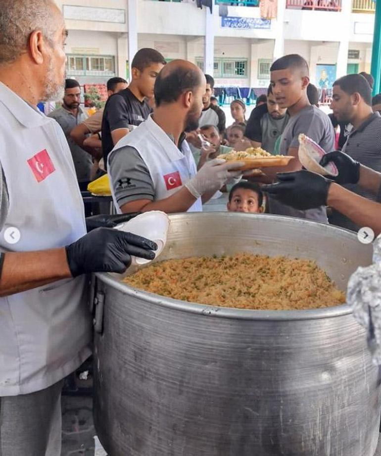 Gamze Özçelik'in derneği sivillere yemek dağıttı! 'Allah'ım korusun, kollasın'