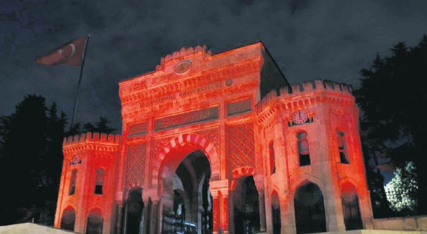 Tarihi kapı kırmızı ışıkla aydınlatıldı