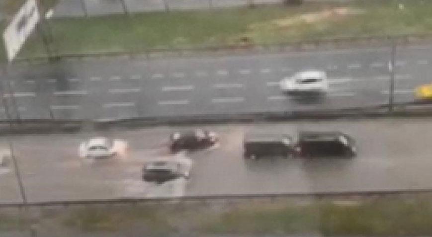 Avcılar’da su birikintileri kazaya neden oldu