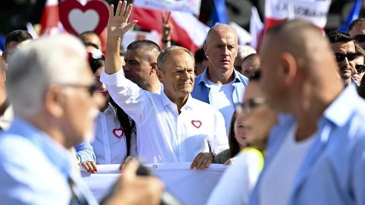 Polonya: Seçimlere iki hafta kala yaklaşık bir milyon kişi iktidarı protesto etti