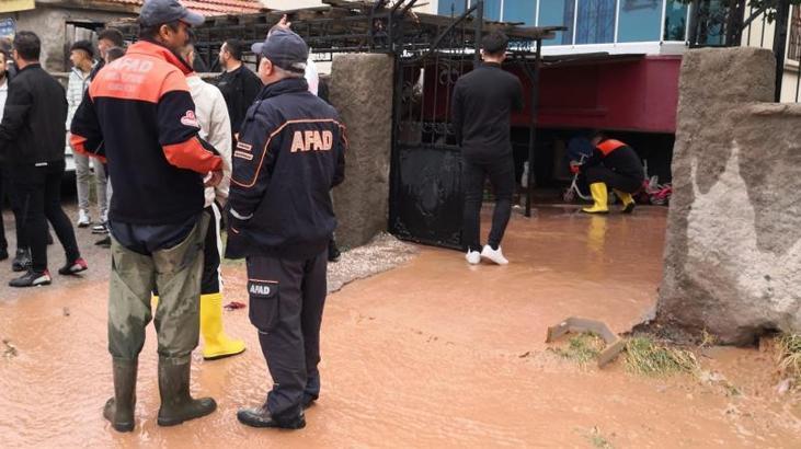 Zamanla yarış! 4 çocuk sel sularıyla dolan odada mahsur kaldı