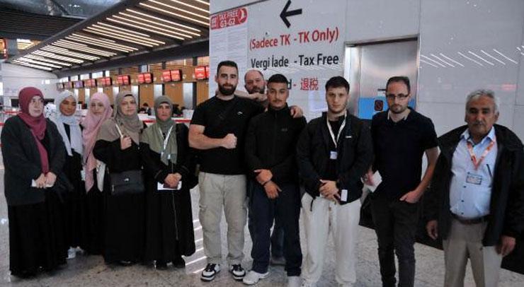 Bombaların arasındaki Türk kafilesi! Gece yarısı İstanbul’a geldiler