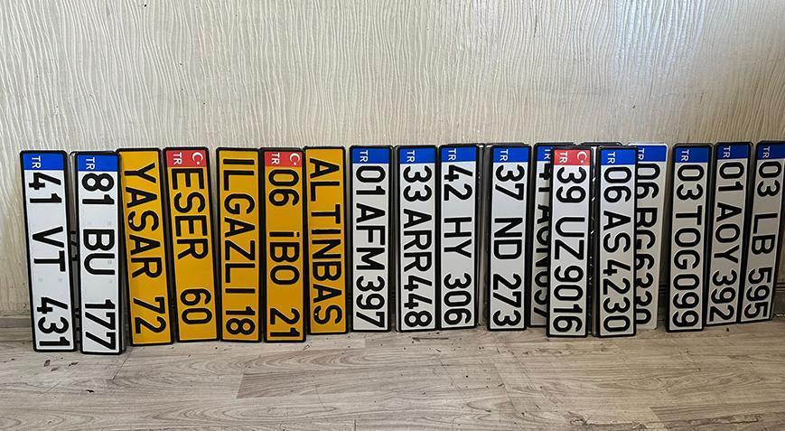Yüzlercesi ele geçirildi! Sahte plaka sahtekarlığı